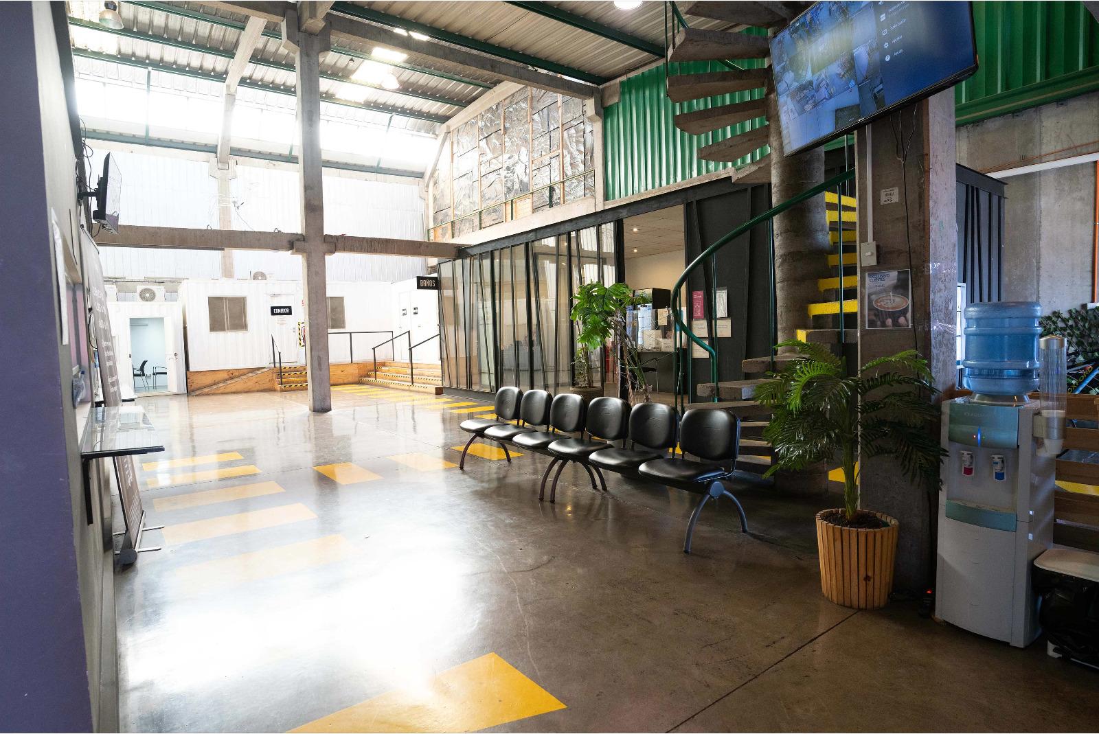 Vista del interior del local de Quesos Don Jaime con vitrinas refrigeradas y zona de atención